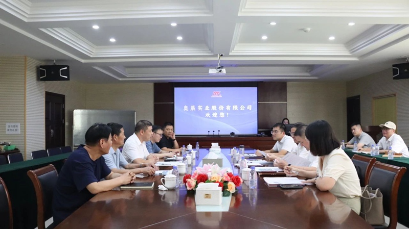 海盐县委书记莅临奥展实业、奥展航空考察调研1.jpg