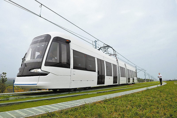 "成都造"首列现代有轨电车进行首次载人动态调试